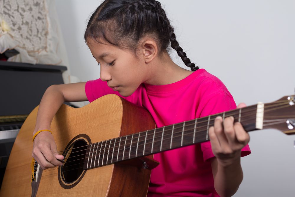 kid learning guitar